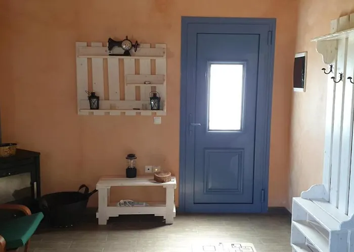 Chaihoutes Stone House And Into Olive Farm In Zia مزرعة للإقامة